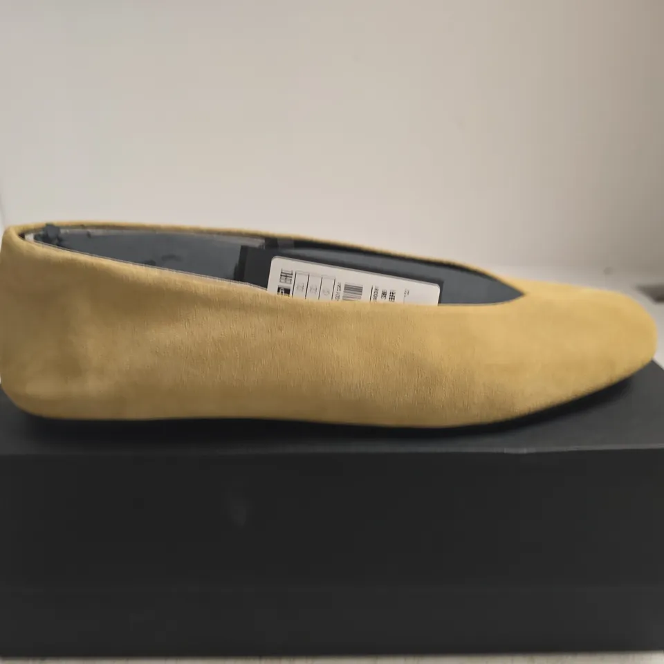 BOXED PAIR OF MASSIMO DUTTI WOMEN'S MUSTARD SUEDE BALLET FLATS – UK 5 (EU 38)