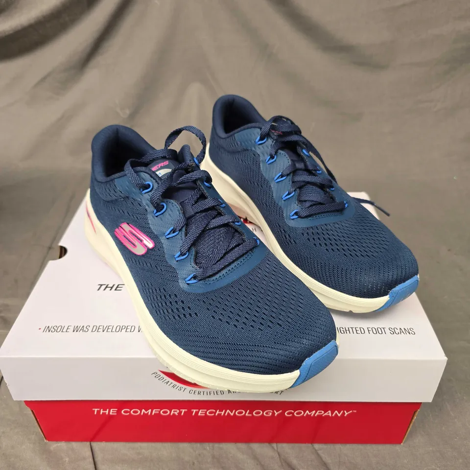 BOXED PAIR OF SKECHERS ARCH FIT TRAINERS IN NAVY - 7