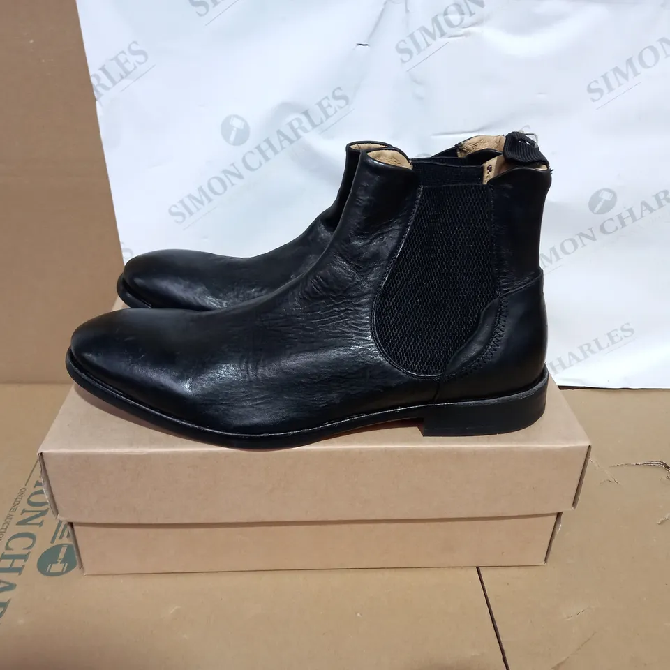 BOXED PAIR OF HUDSON WATCHLEY CHELSEA BOOTS SIZE 11