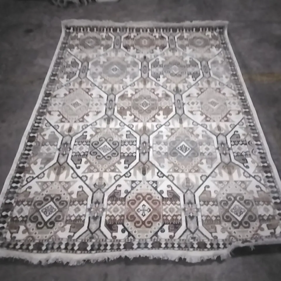 QUALITY DESIGNER RUG APPROXIMATELY 235X166CM