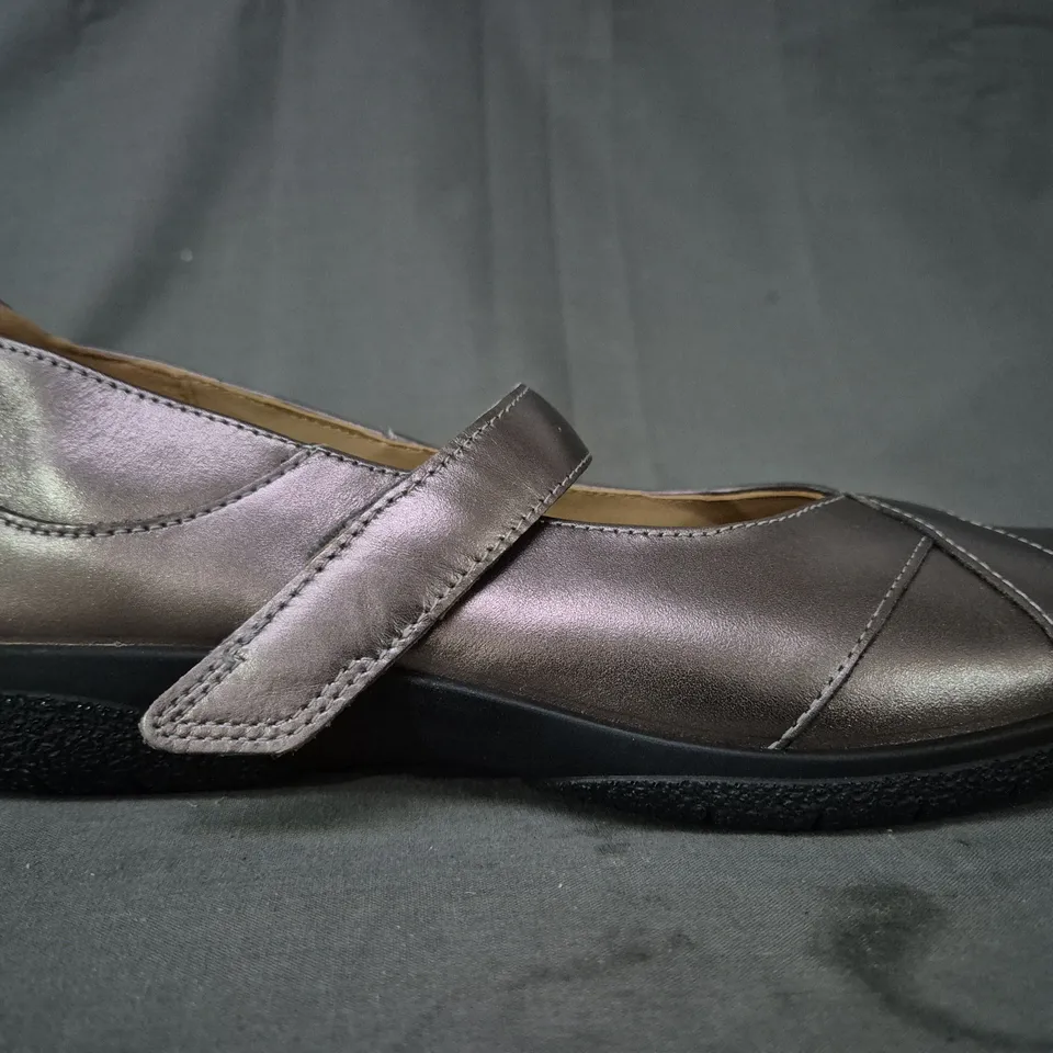 BOXED PAIR OF HOTTER SHOES IN METALLIC PEWTER UK SIZE 6.5