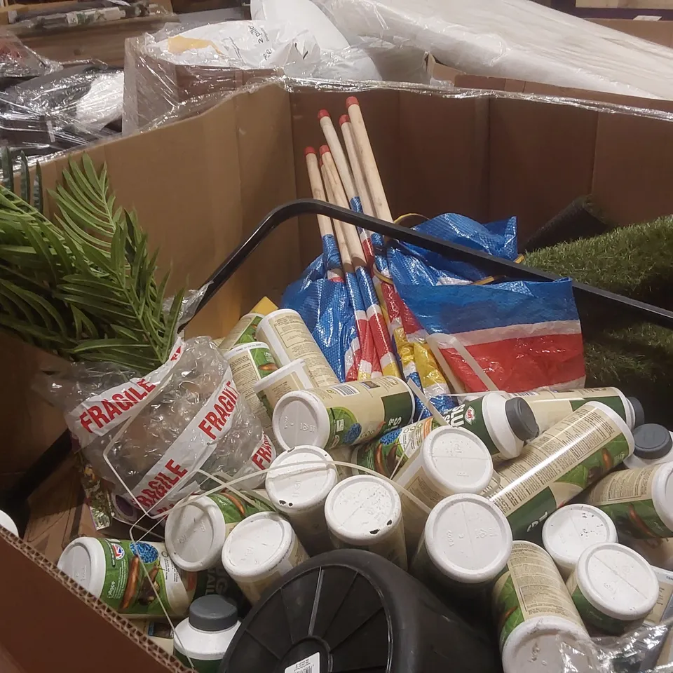PALLET CONTAINING A LARGE QUANTITY OF ASSORTED GARDEN PRODUCTS INCLUDING: SLUG REPELLANT, ARTIFICIAL PLANTS, ARTIFICIAL GRASS ECT