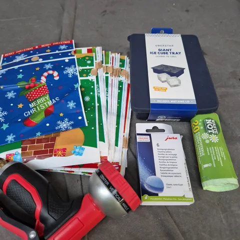 APPROXIMATELY 15 ASSORTED HOUSEHOLD ITEMS TO INCLUDE HOSE HEAD, CHRISTMAS GIFT BAGS, ICE CUBE TRAY ETC 