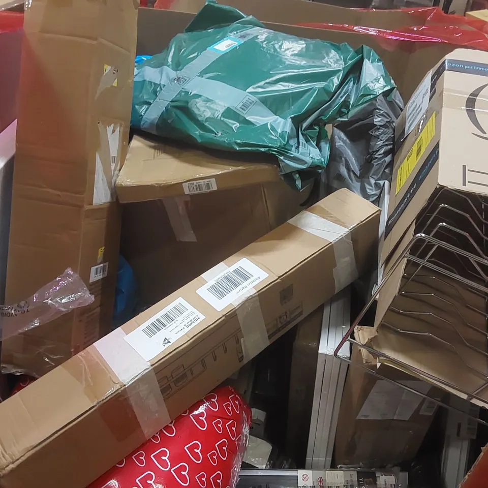 PALLET OF ASSORTED HOUSEHOLD GOODS AND PRODUCTS TO INCLUDE: LAMINATE CUTTER, CEILING FAN, TOILET SEAT, CEILING FAN LIGHT, BLINDS ECT