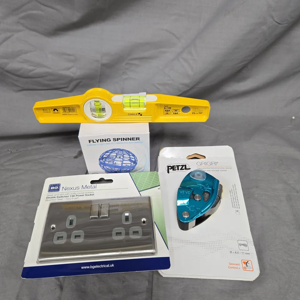 APPROXIMATELY 15 ASSORTED HOUSEHOLD ITEMS TO INCLUDE STABILA SPIRIT LEVEL, NEXUS DOUBLE PLUG SOCKET AND A FLYING SPINNER
