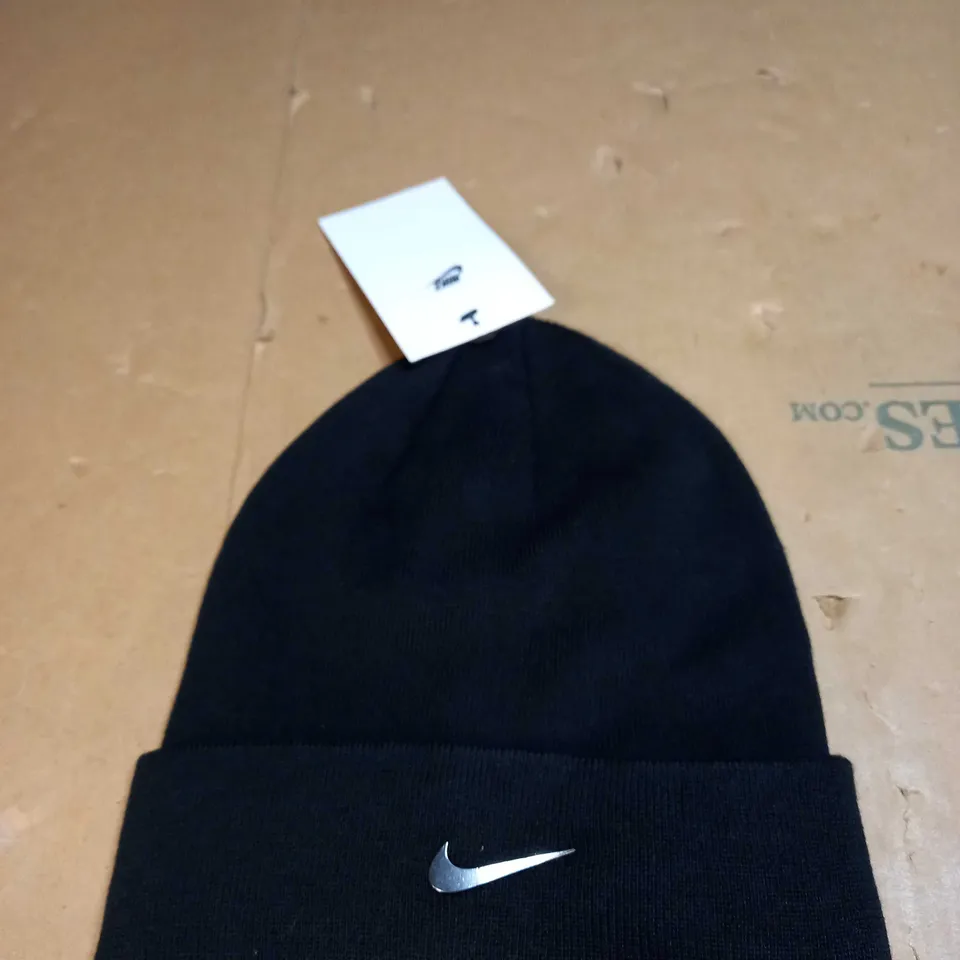 NIKE LOGO METAL SWOOSH BEANIE HAT