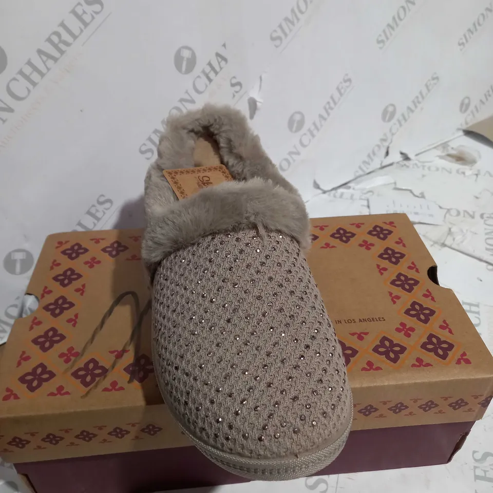 BOXED PAIR OF SKECHERS COZY SLIPPERS IN TAUPE SIZE 6
