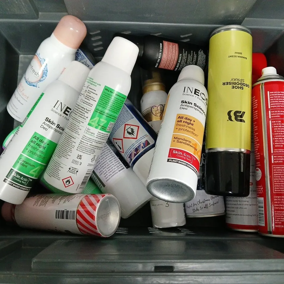 APPROXIMATELY 12 ASSORTED AEROSOLS TO INCLUDE CARPLAN DE-ICER, GROOVE AIR DUSTER, SPRAY ON SNOW, ETC - COLLECTION ONLY
