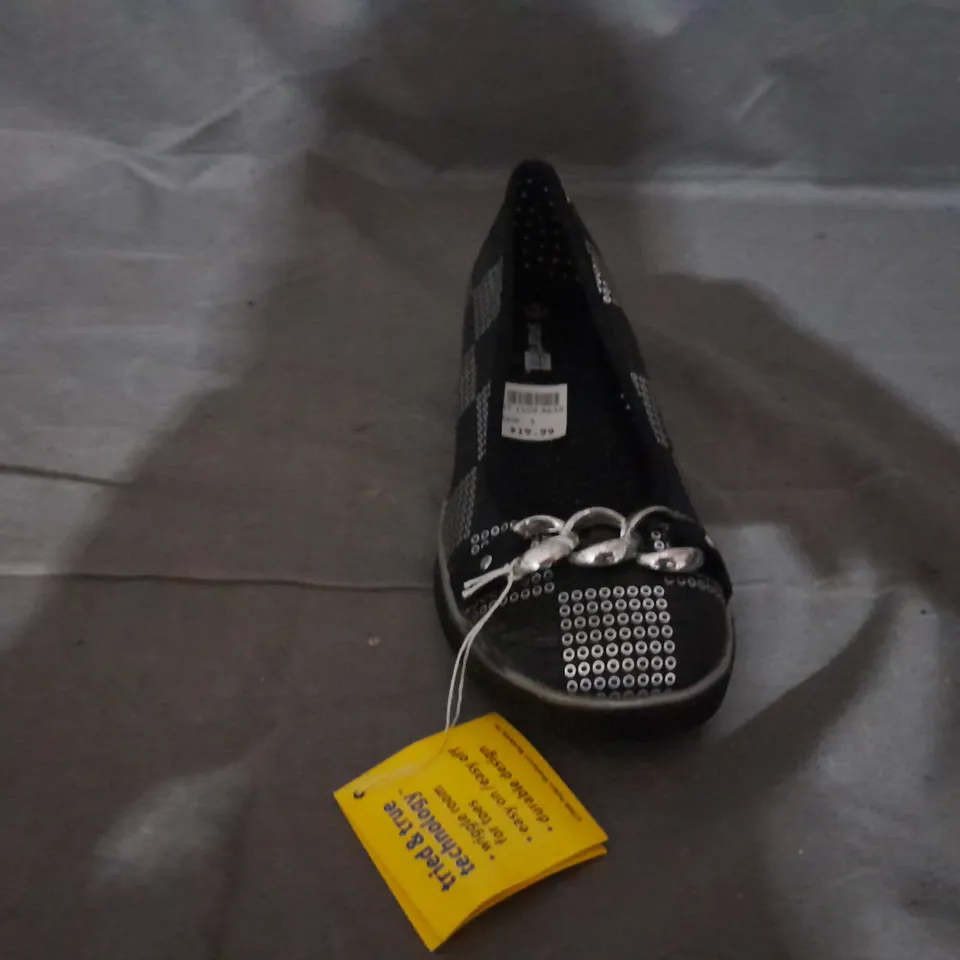 APPROXIMATELY 10 PAIRS OF SMARTFIT KIDS FLAT SLIP ON SHOES IN VARIOUS SIZES TO INCLUDE SIZE 4.5