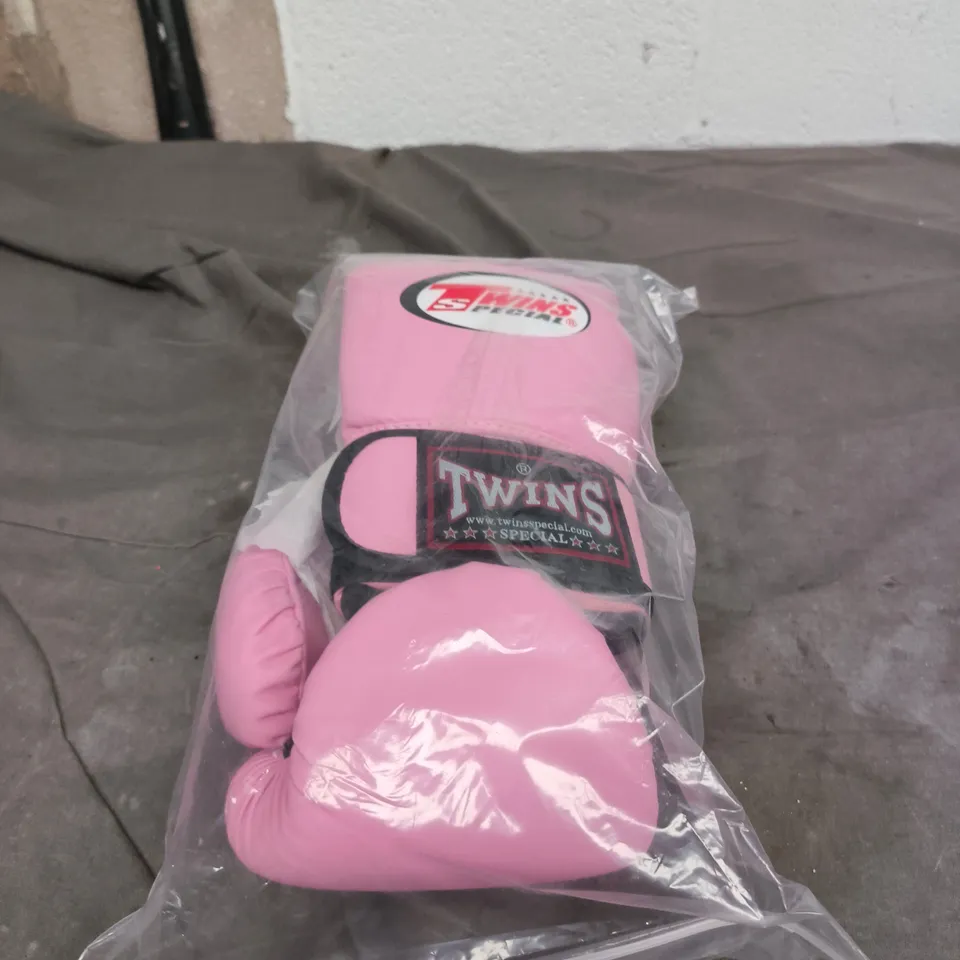 TWINS SPECIAL PINK BOXING GLOVES 14OZ 
