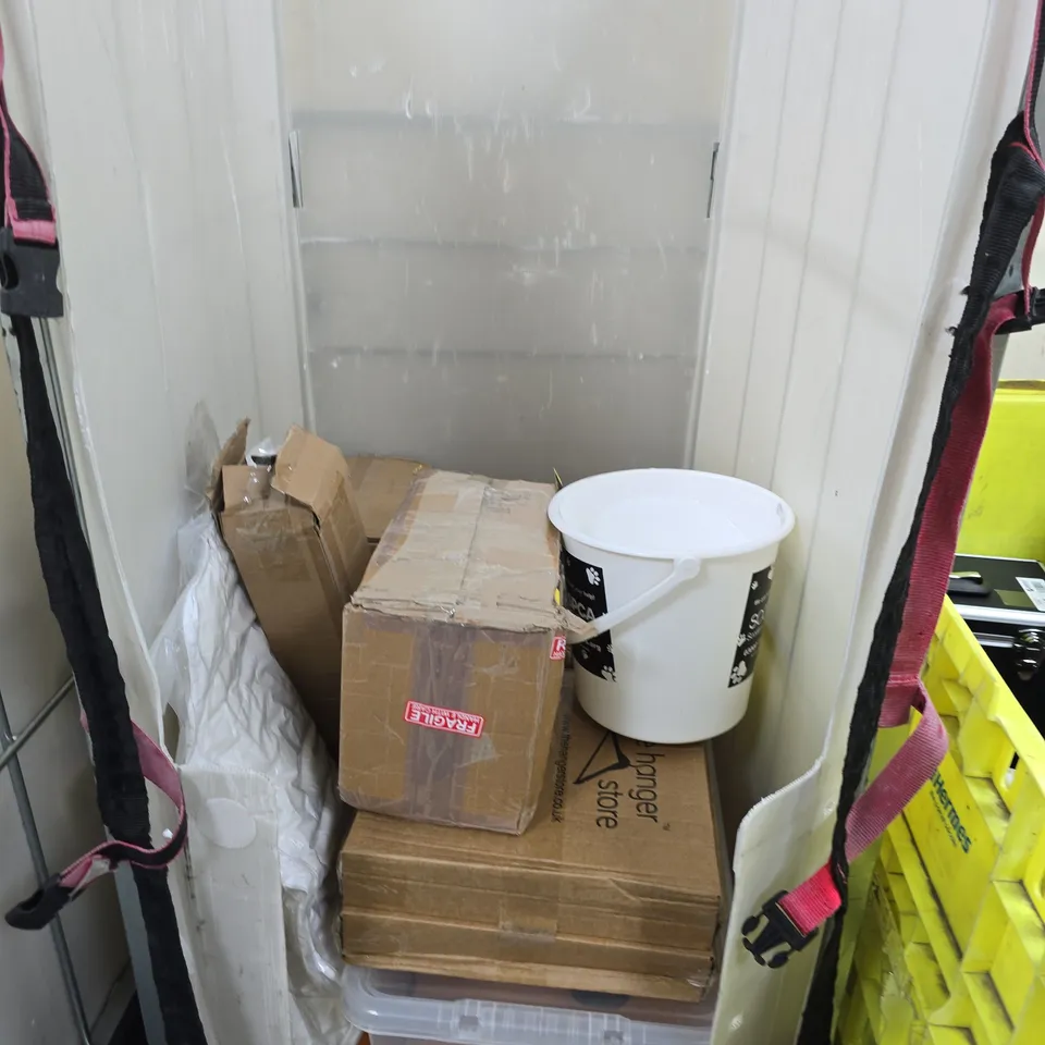 CAGE OF APPROXIMATELY 10 ASSORTED HOUSEHOLD ITEMS TO INCLUDE - PAIR OF PILLOWS - MEASURING JUG AND AN OUTDOOR USB LAMP - COLLECTION ONLY