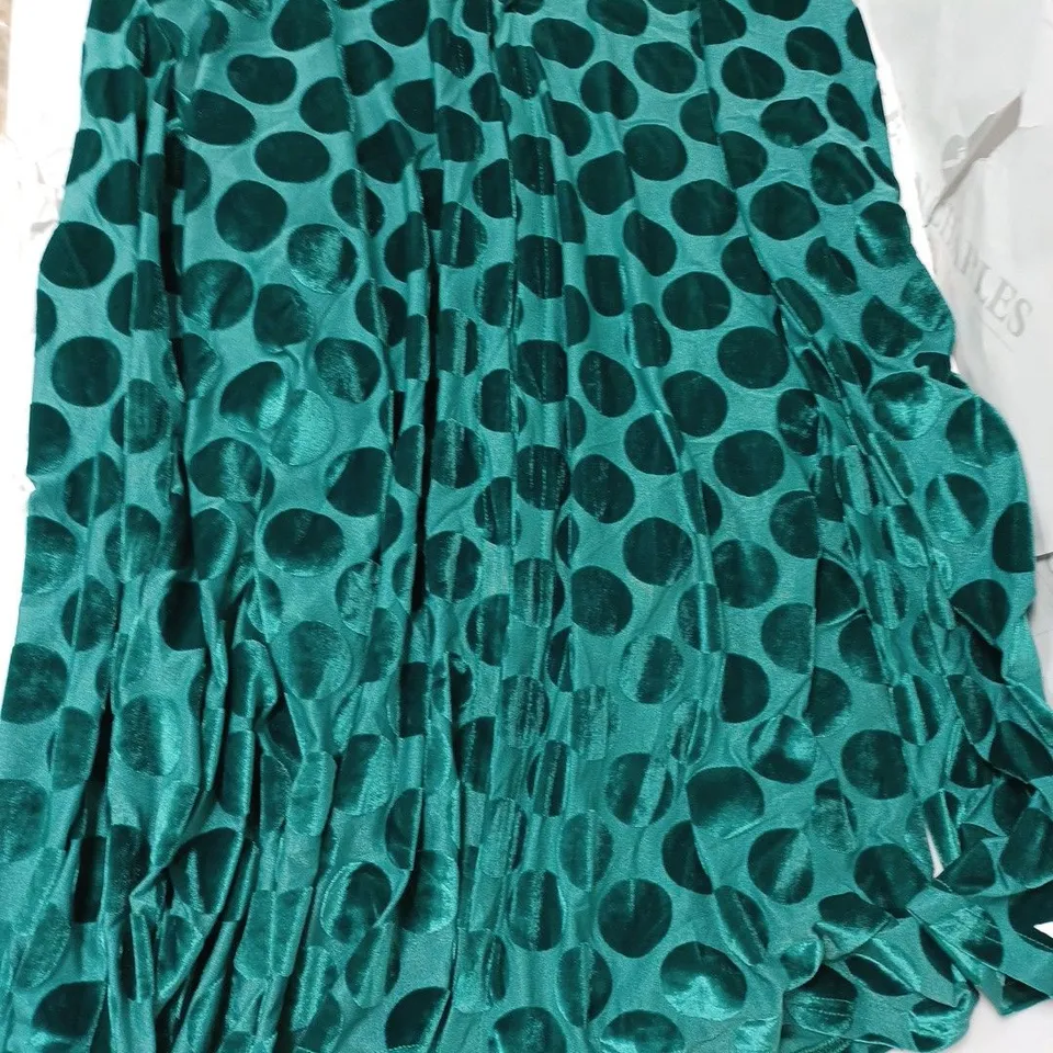 APPROXIMATELY 10 CLOTHING INCLUDING: WIDE LEG TROUSERS, SLEEVELESS BLOUSES, VELVET SHIRTS (ALL OF DIFFERENT SIZES)