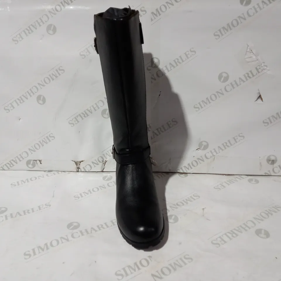 BOXED PAIR OF HOTTER FAUX LEATHER BOOTS IN BLACK UK SIZ 5.5