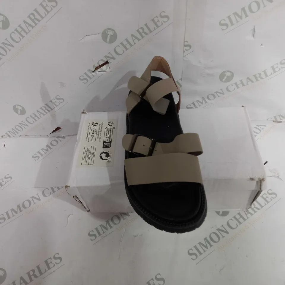 BOXED PAIR OF DESIGNER SANDALS IN BLACK/TAN - EU SIZE 39