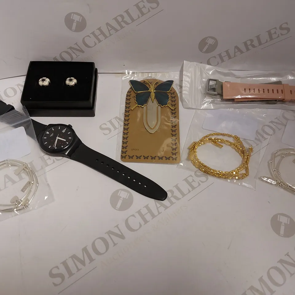 BOX OF APPROX 10 JEWELLERY ITEMS TO INCLUDE BRACELETS, NECKLACES AND BROOCHES