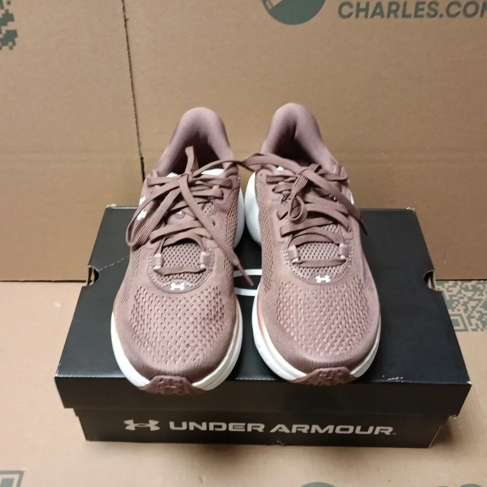 BOXED PAIR OF UNDER ARMOUR WOMENS INFINITE PRO 2 TRAINERS IN BROWN - UK 4.5