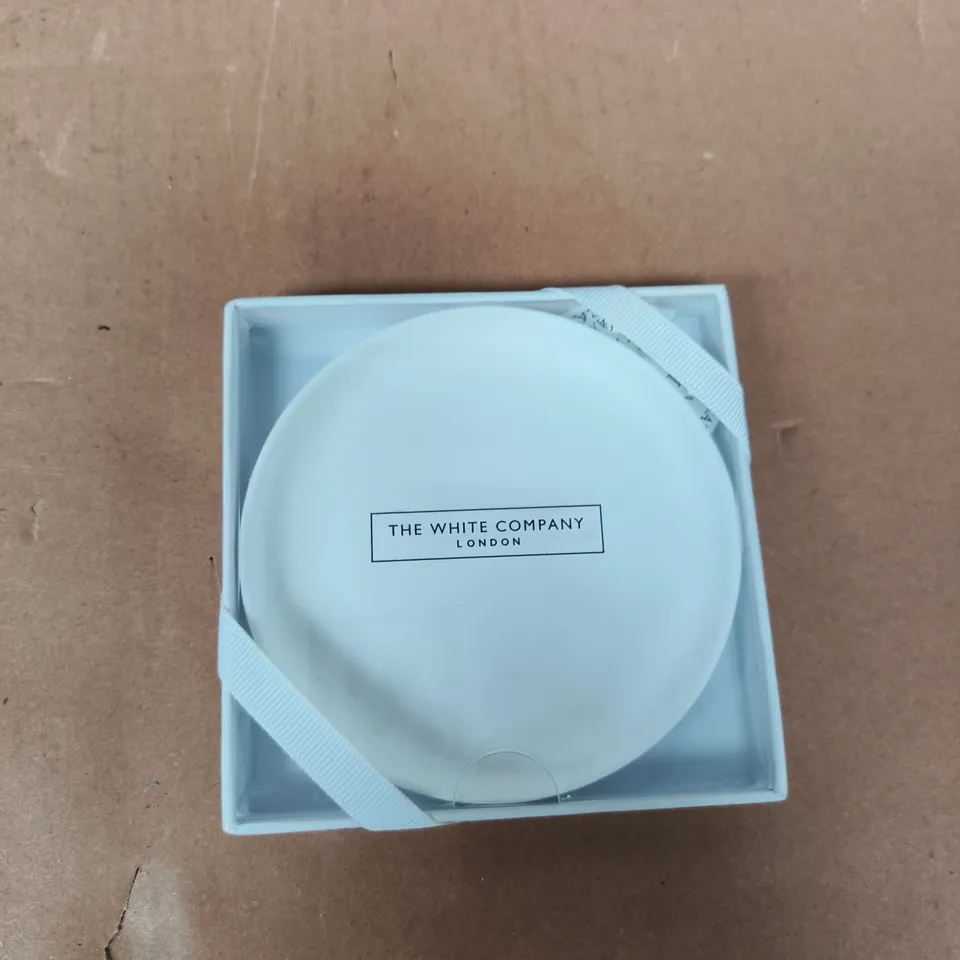 TOTE OF APPROXIMATELY 12 ASSORTED ITEMS TO INCLUDE: THE WHITE COMPANY CERAMIC CANDLE HOLDER