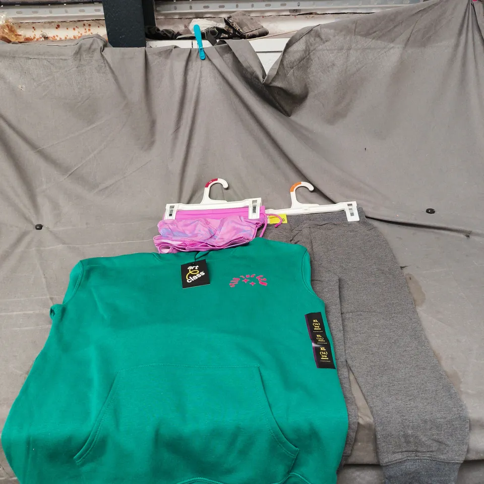 BOX OF APPROXIMATELY 25 ASSORTED CLOTHING ITEMS TO INCLUDE ALL IN MOTION, ART CLASS ETC