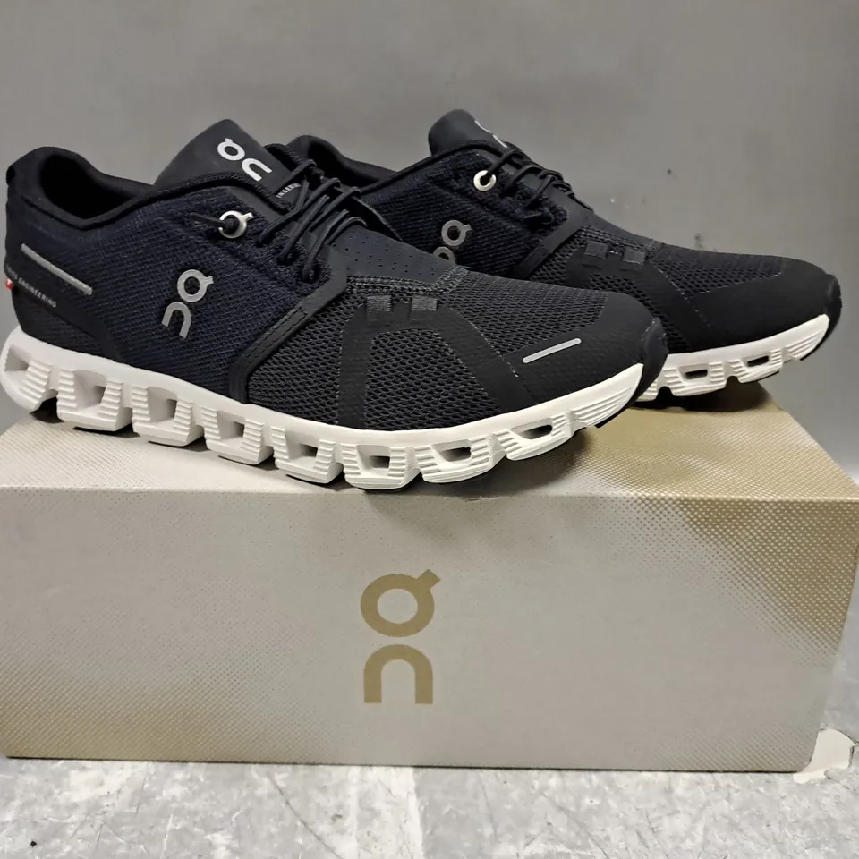 BOXED PAIR OF ON CLOUD 5 SHOES IN BLACK/WHITE UK SIZE 5.5