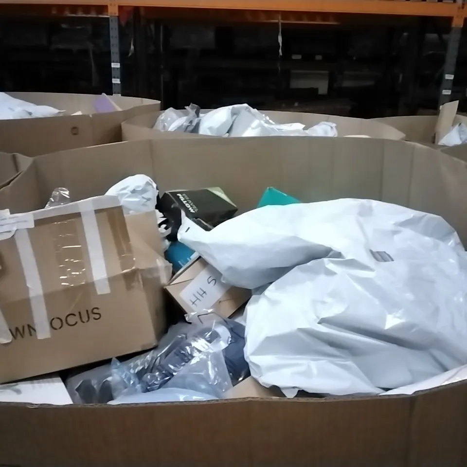 PALLET CONTAINING ASSORTED PILLOWS 