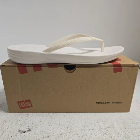 BOXED PAIR OF FITFLOP IQUSHION ERGONOMIC FLIP-FLOPS IN WHITE SIZE UK 6