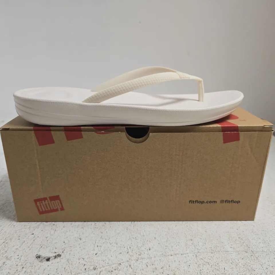 BOXED PAIR OF FITFLOP IQUSHION ERGONOMIC FLIP-FLOPS IN WHITE SIZE UK 6