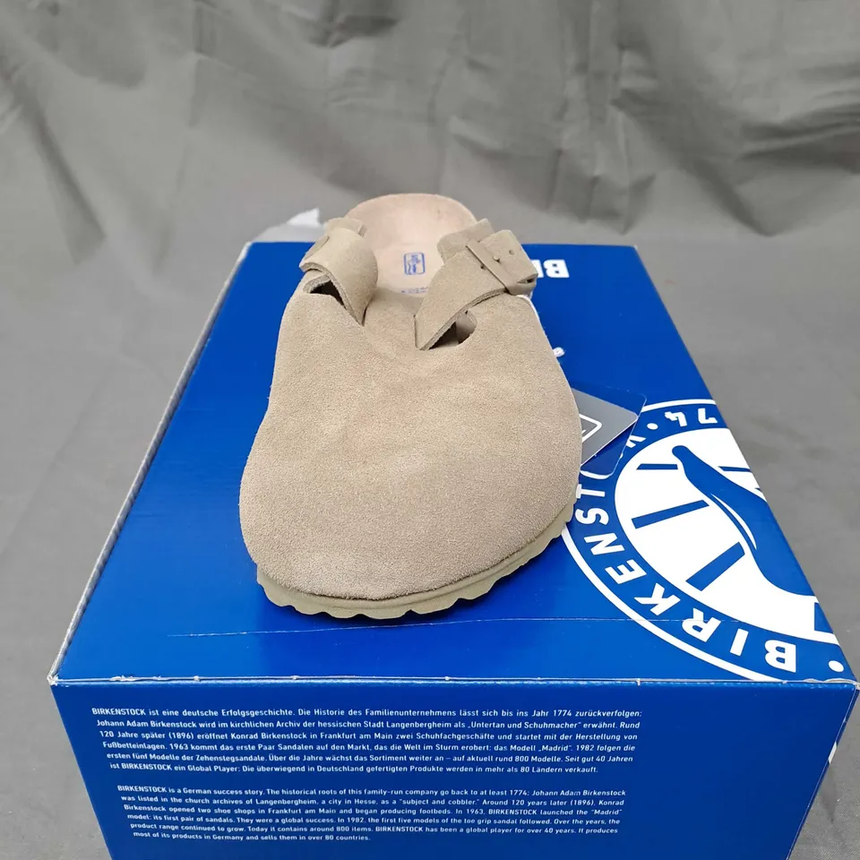 BOXED PAIR OF BIRKENSTOCK BOSTON 1019054 FADED KHAKI SFB SUEDE LEATHER REGULAR FIT CLOG SIZE 5.5