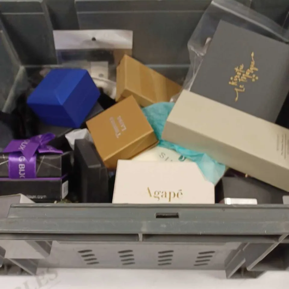 LOT TO CONTAIN APPROX 25 X ASSORTED PIECES OF JEWELLERY, INCLUDES NECKLACES, EARRINGS, BRACELETS ETC 