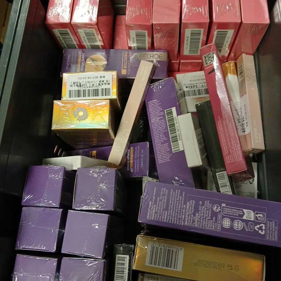 APPROXIMATELY 20 ASSORTED HEALTH & BEAUTY PRODUCTS TO INCLUDE BALM FOUNDATION, BODY COVERAGE PERFECTOR, LIPSTICK, ETC