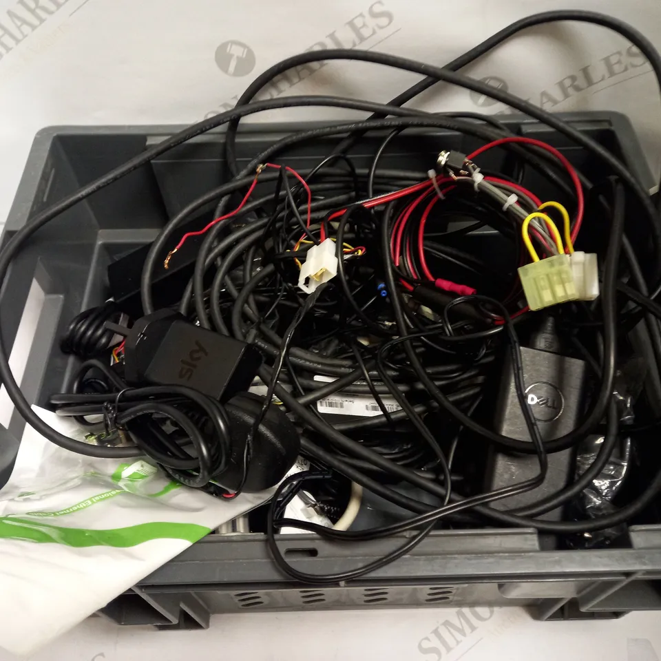 LOT OF APPROXIMATELY 15 ASSORTED CABLES OF VARIOUS TYPE TO INCLUDE 7M PASSIVE COPPER CABLE, SKY POWER CABLES, LANDLINE CABLES, ETC