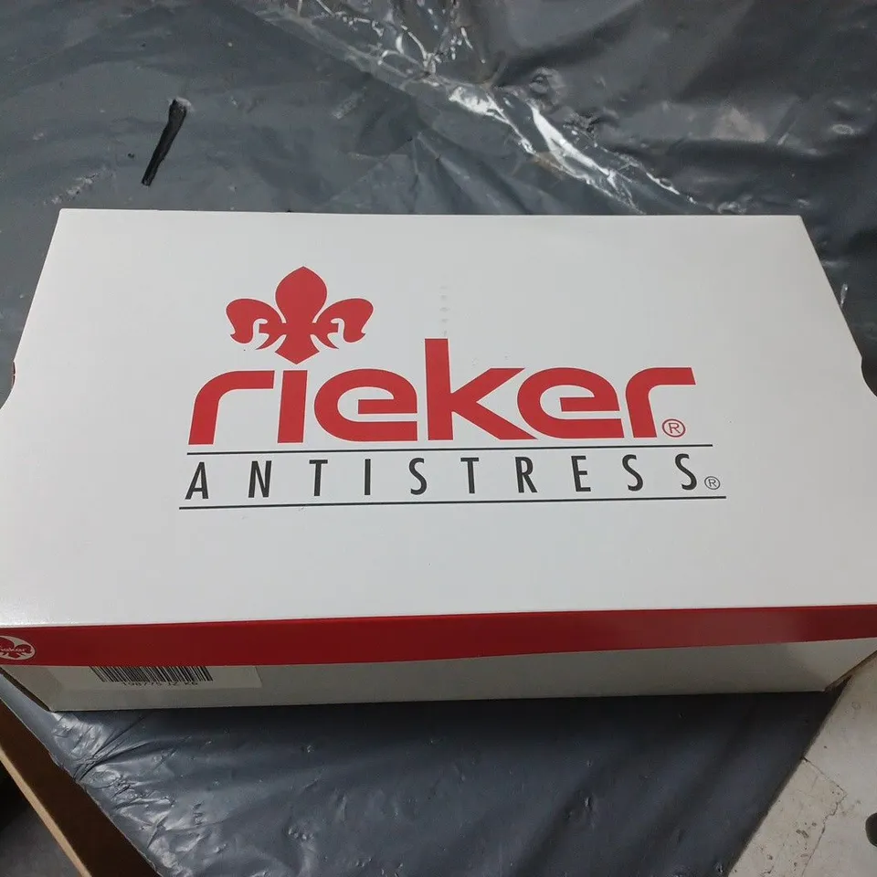 BOXED PAIR OF RIEKER DECK SHOES/TRAINERS - GREEN- SIZE 7 UK