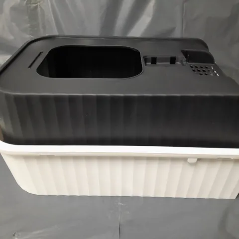 CAT LITTER BOX IN BLACK/WHITE