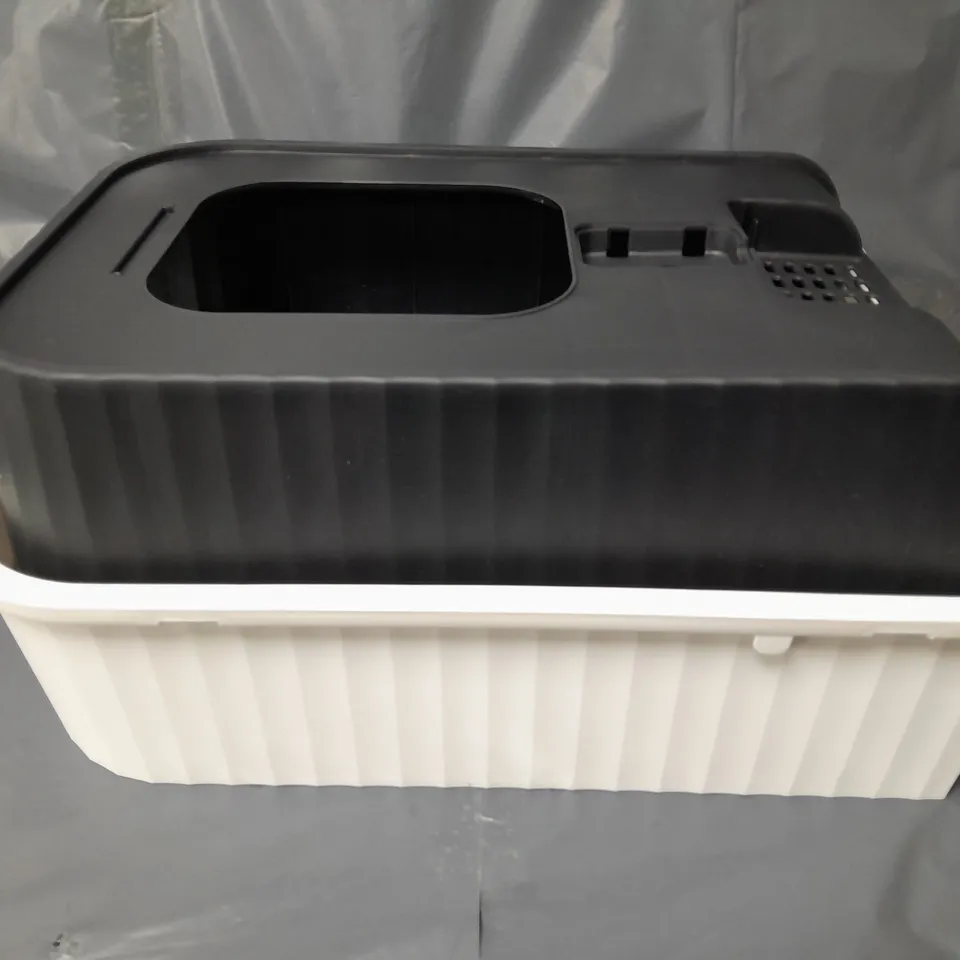 CAT LITTER BOX IN BLACK/WHITE