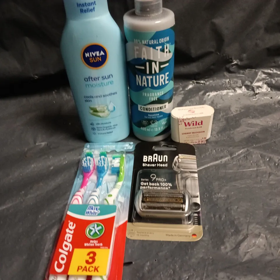 APPROXIMATEY 20 ASSORTED HEALTH AND BEAUTY PRODUCTS TO INCLUDE - NIVEA AFTER SUN LOTION - COLGATE TOOTHBRUSHES AND BRAUN REPLACEMENT SHAVER HEAD