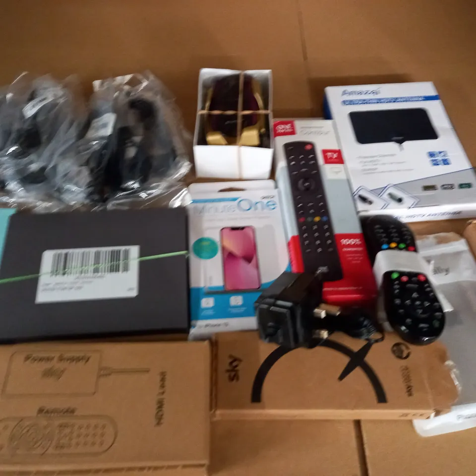 LOT OF ASSORTED TECH ITEMS TO INCLUDE CABLES, CONTROLLERS AND HDTV ANTENNA
