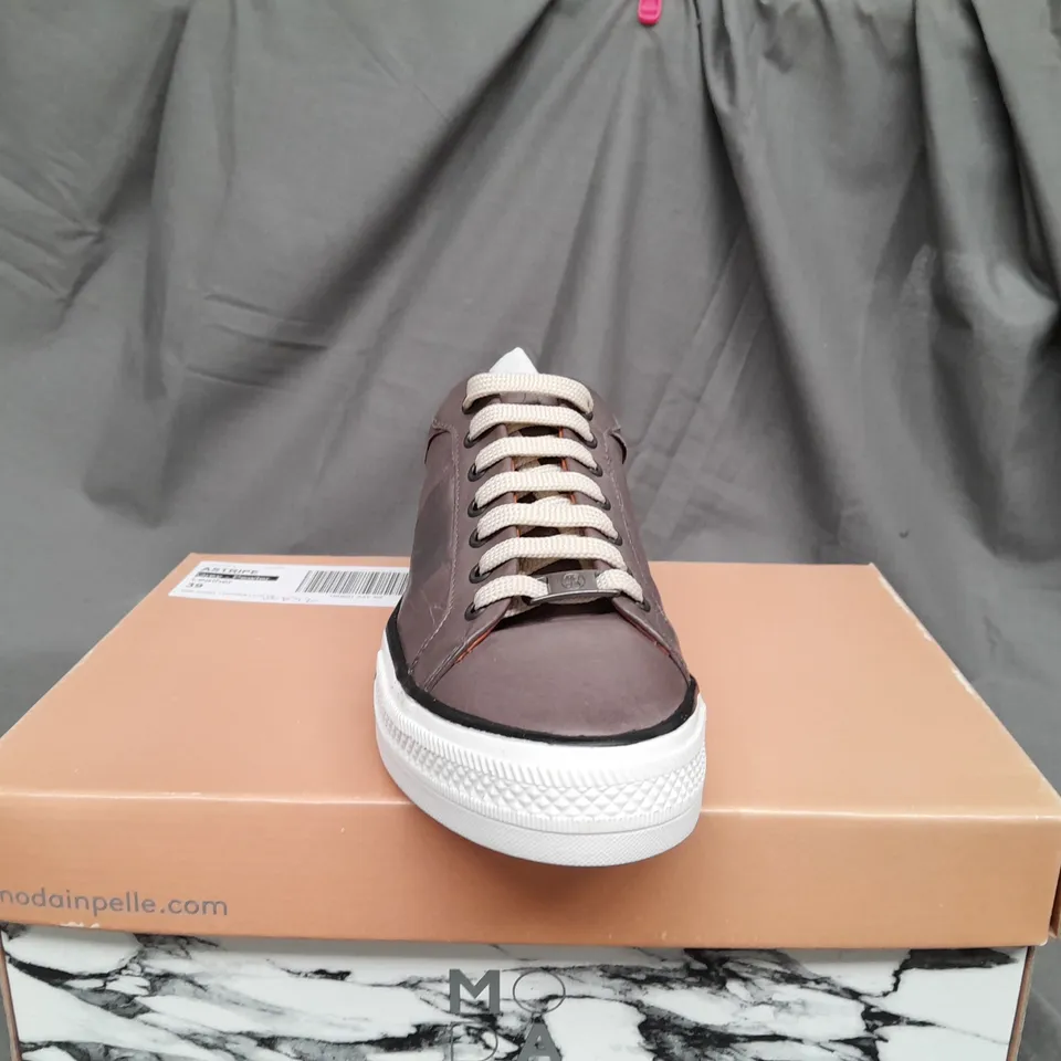 BOXED PAIR OF MODA IN PELLE ASTRIPE GREY LEATHER TRAINERS - SIZE 6