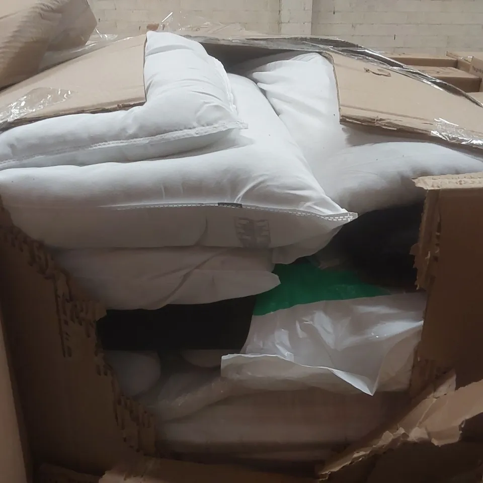 PALLET CONTAINING A LARGE QUANTITY OF ASSORTED BEDDING PRODUCTS INCLUDING: PILLOWS, DUVETS ECT