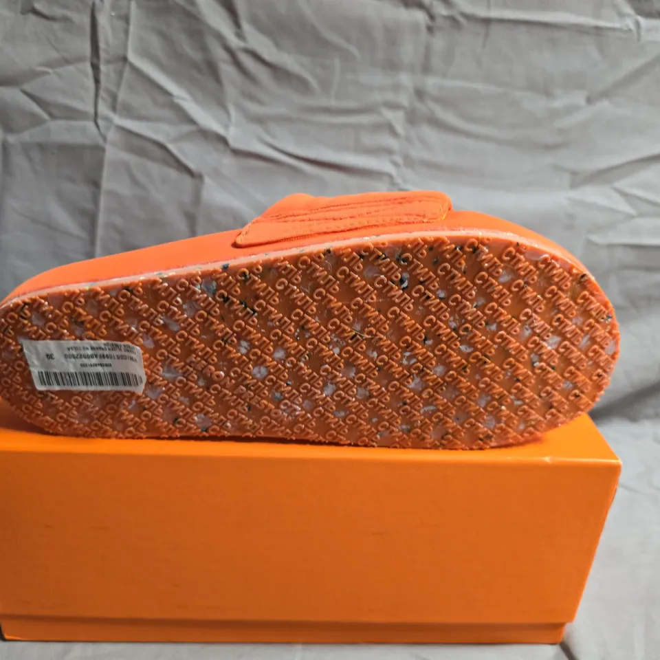 BOXED PAIR OF HERON PRESTON SLIDERS – ORANGE FABRIC SLIDES, UK 6 (EU 39)