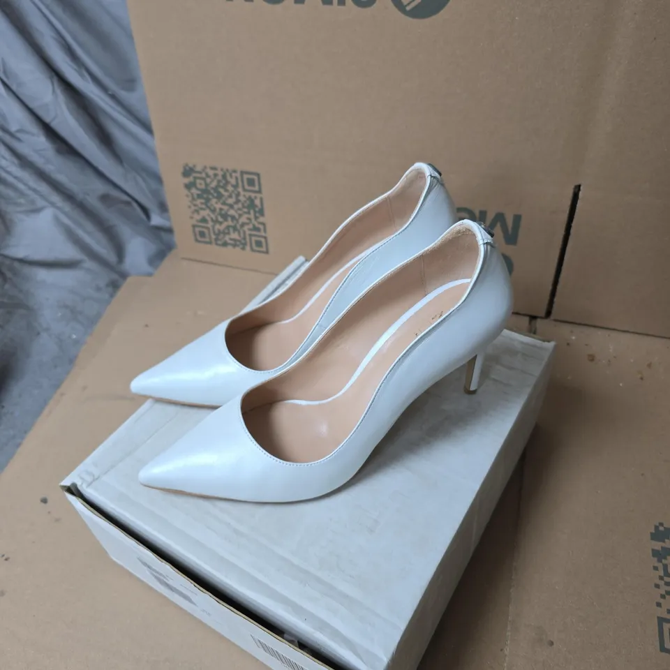 MODA IN PELLE WHITE POINTED TOE HEELS , UK 8 (EU 41)