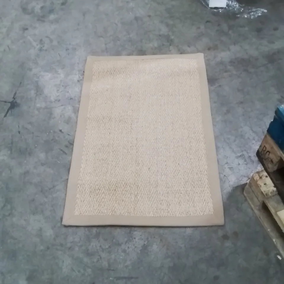 QUALITY DESIGNER AREA RUG - APPROXIMATELY 90X60CM