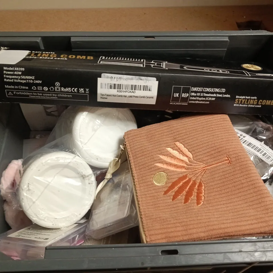 APPROXIMATELY 15 ASSORTED HEALTH & BEAUTY PRODUCTS TO INCLUDE MAKEUP BAG, CURLING IRON AND CERAVE