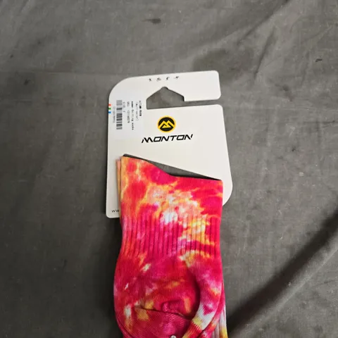 BOX OF APPROXIMATELY 20 ASSORTED CLOTHING ITEMS TO INCLUDE: SOCKS AND PINK TURTLENECK JUMPER