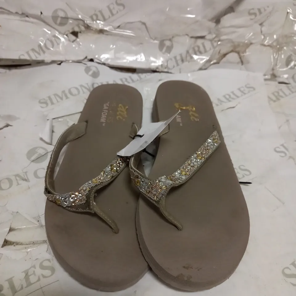 SKECHERS MEDITATION FLORAL JEWEL TOE POST SANDAL SIZE 8 