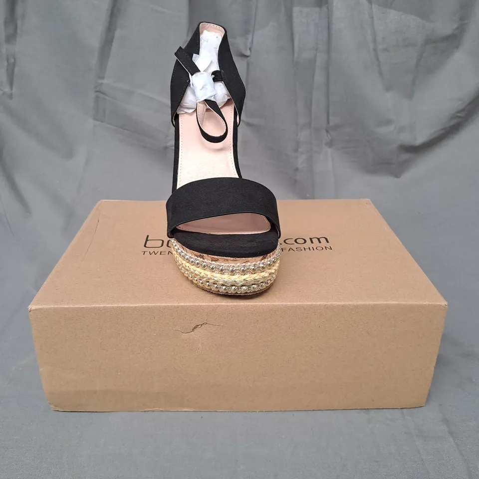 BOXED PAIR OF BOOHOO STUDDED CORK OPEN TOE WEDGE SANDALS IN BLACK SIZE 5