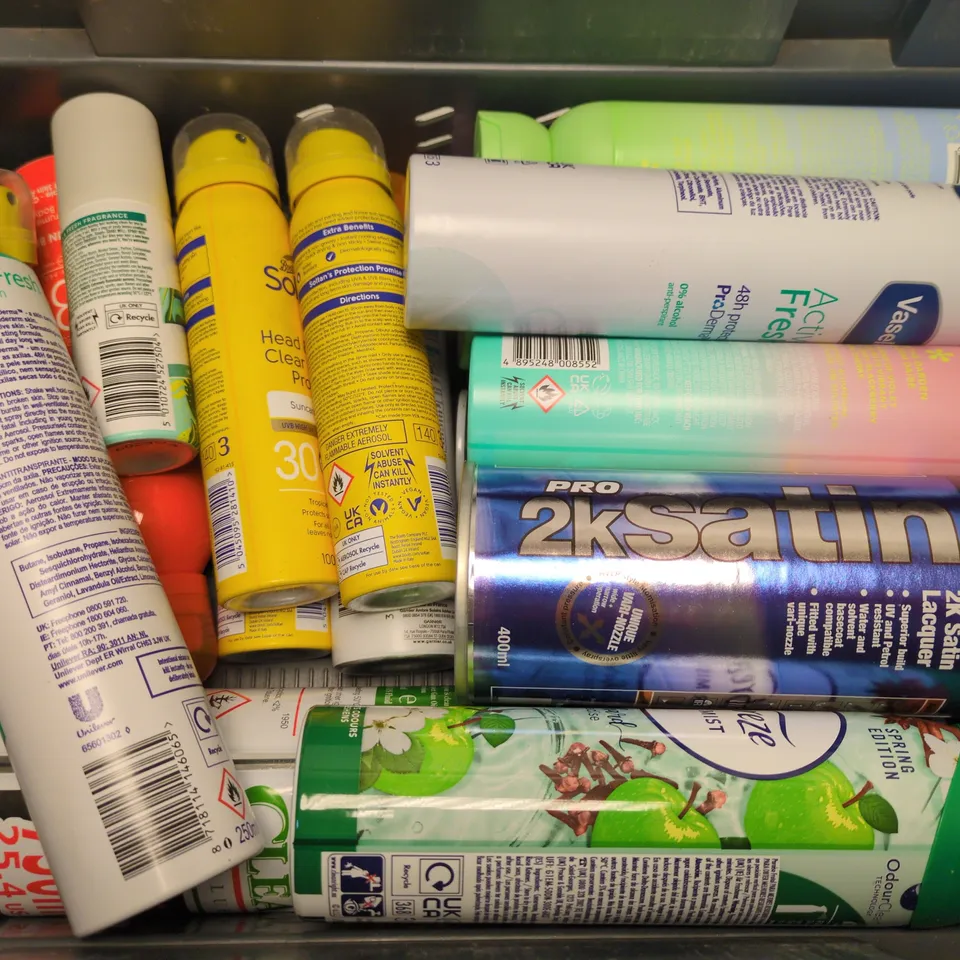 APPROXIMATELY 15 ASSORTED AEROSOLS TO INCLUDE DAISE BLOOM, FEBREEZE AIR MIST, SOLTAN SUN MIST, ETC - COLLECTION ONLY