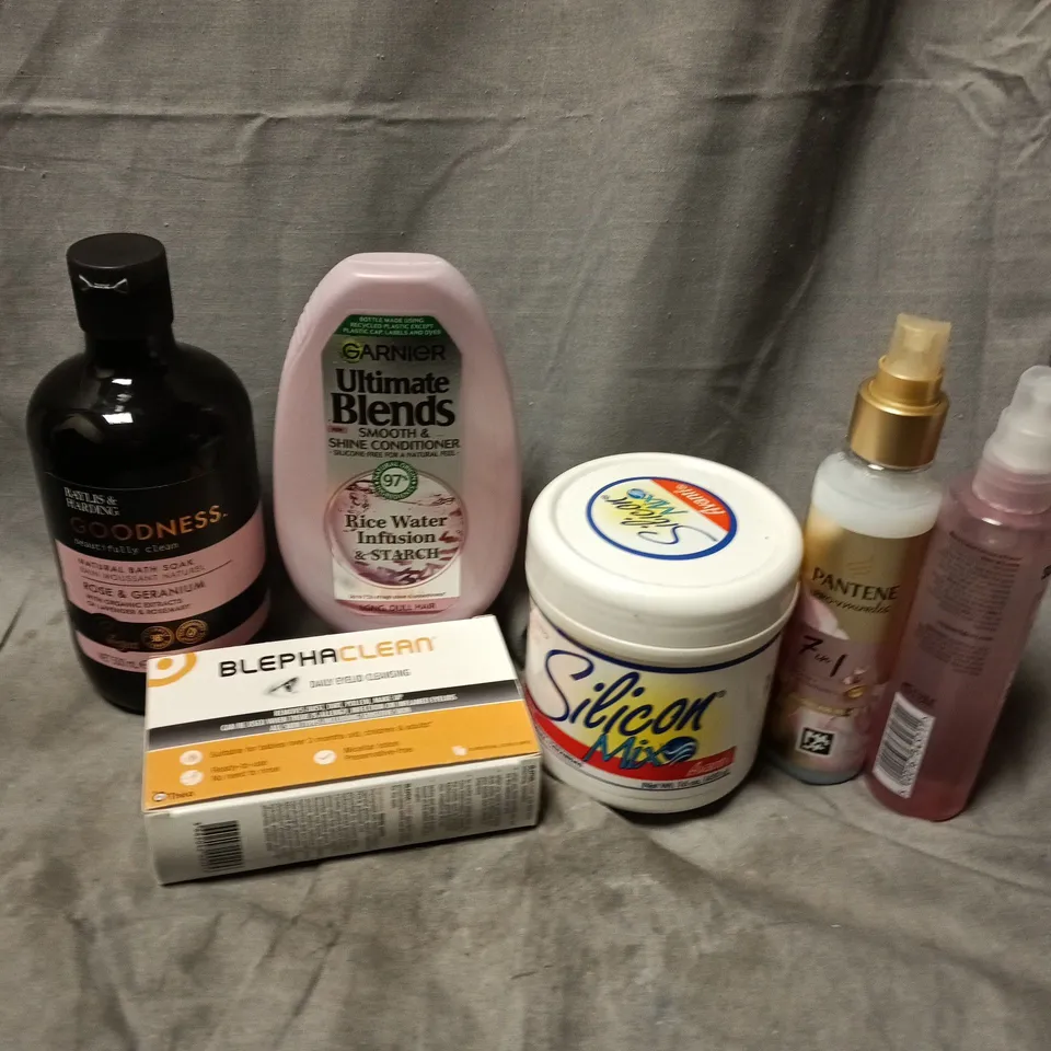 APPROXIMATELY 15 ASSORTED COSMETICS ITEMS TO INCLUDE SOAP & GLORY FRAGRANCE, GARNIER SMOOTH & SHINE CONDITIONER, BAYLIS & HARDING BATH SOAK, ETC