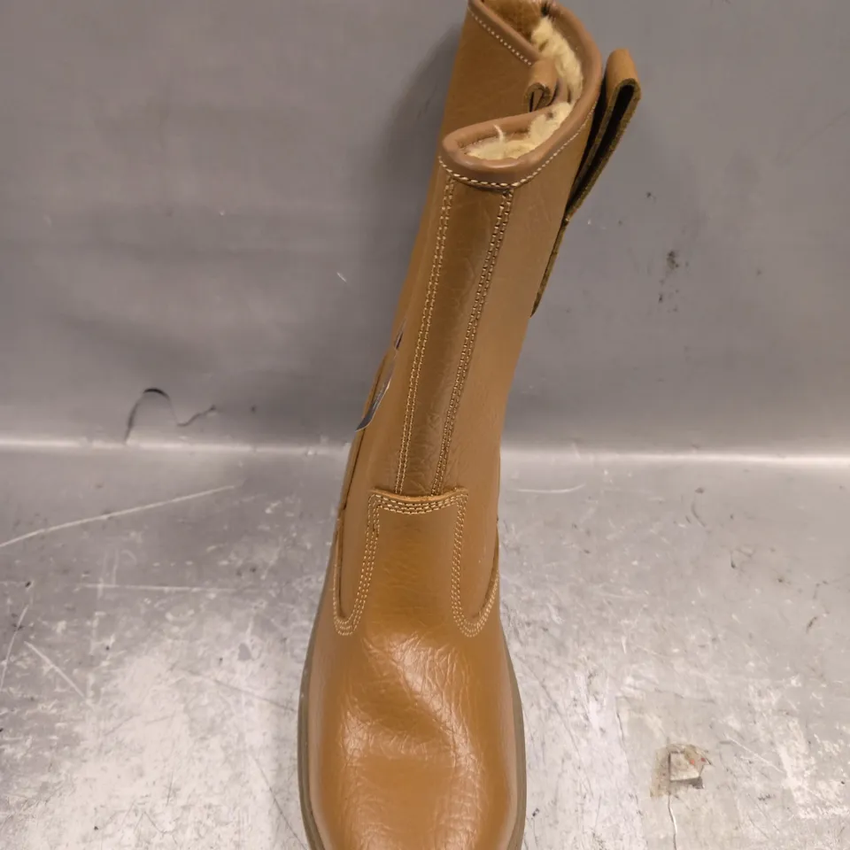 PAIR OF GROUNDWORK BOOTS IN TAN - 10
