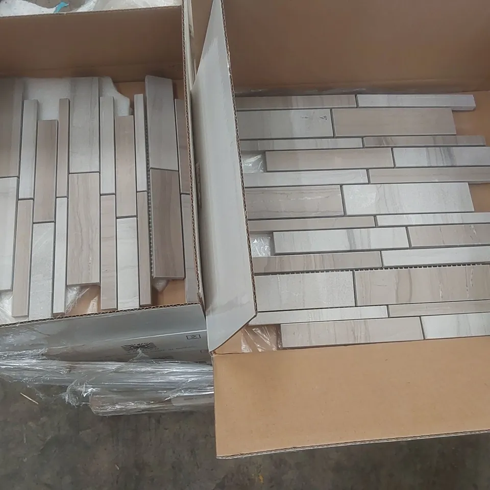 PALLET CONTAINING A VERY LARGE QUANTITY OF ASSORTED TILES