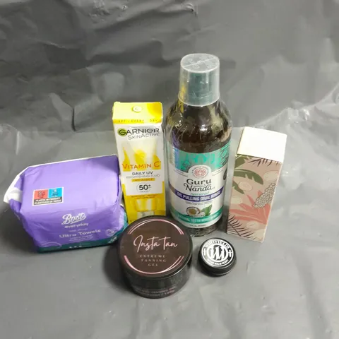 APPROXIMATELY 20 ASSORTED HEALTH & BEAUTY PRODUCTS TO INCLUDE GARNIER VITAMIN C BRIGHTENING FLUID, BOOTS ULTRA TOWELS AND JUST A TAN TANNING GEL