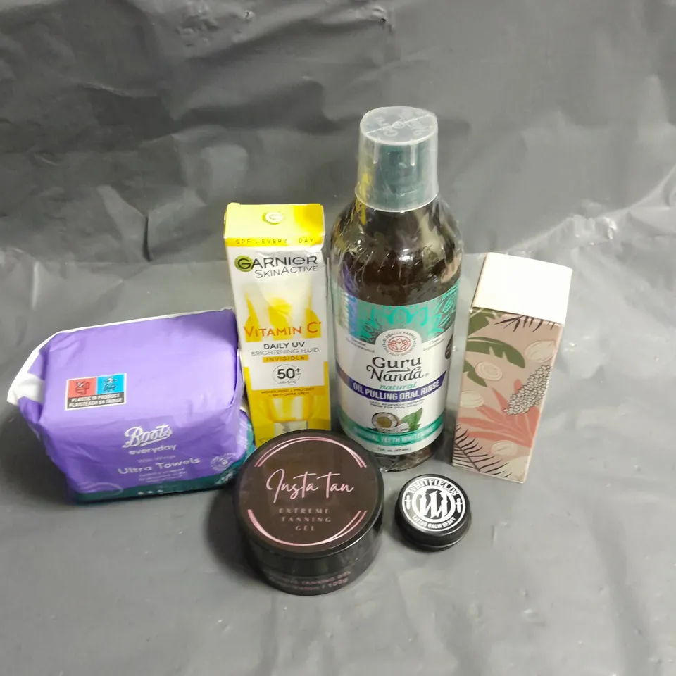 APPROXIMATELY 20 ASSORTED HEALTH & BEAUTY PRODUCTS TO INCLUDE GARNIER VITAMIN C BRIGHTENING FLUID, BOOTS ULTRA TOWELS AND JUST A TAN TANNING GEL